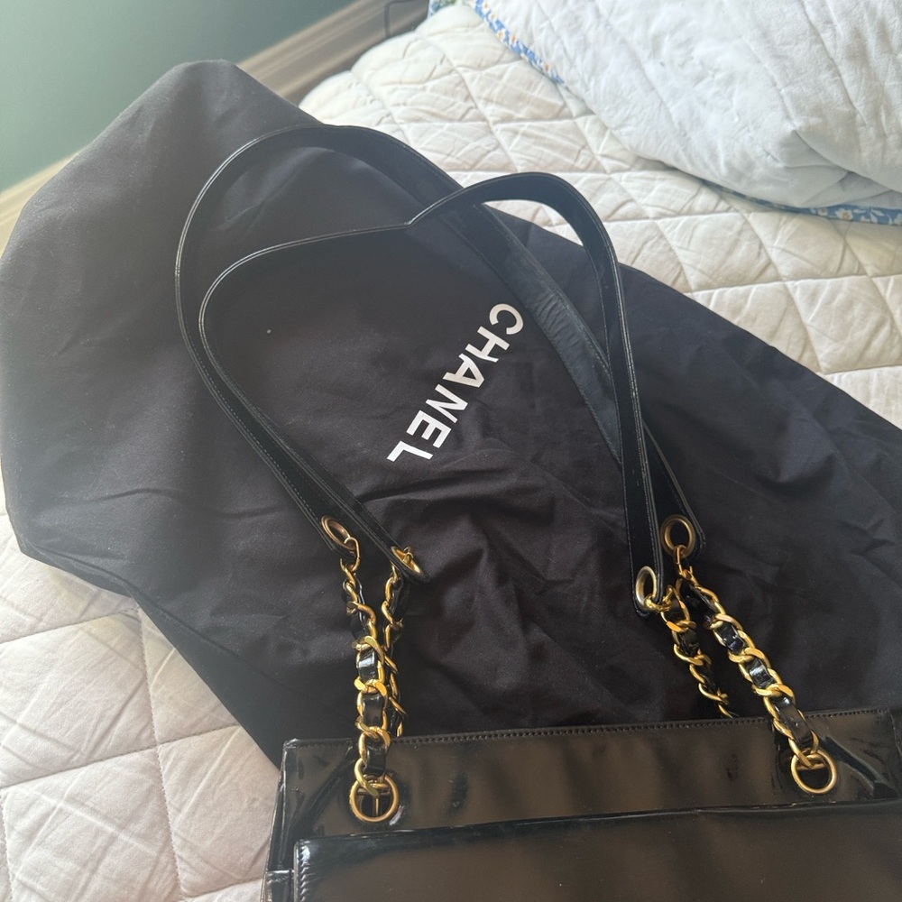 TODAY only !! $550 ON SALE!! Chanel Glossy Black Shoulder Bag . AUTHENTIC - Picture 2 of 9